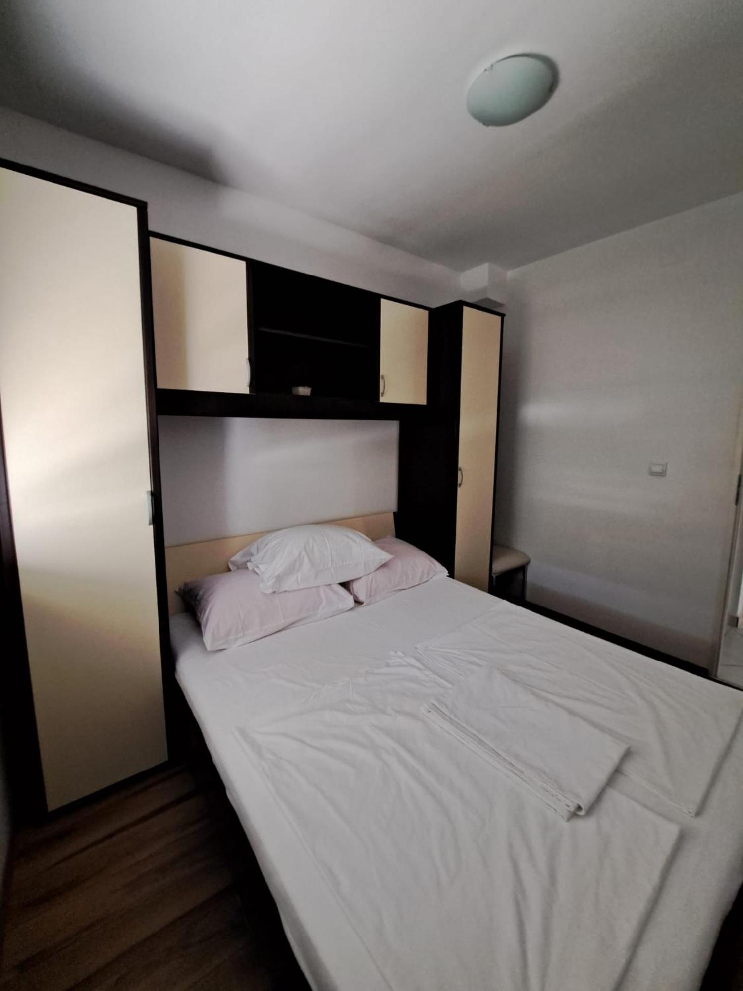Apartments Maretic Мандре Экстерьер фото